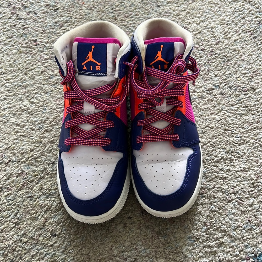 Girls Jordan Mid 1